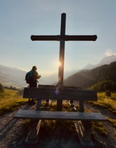 Blick auf das Gipfelkreuz bei Tarasp
