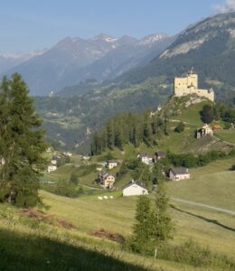 Blick auf Schloss Tarasp mit umliegender Berglandschaft