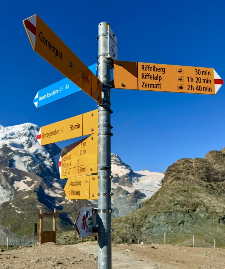 Wegweiser im Schweizer Berggebiet-Symbol für sicheres und bewusstes Wandern